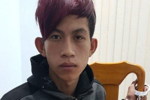 Người đàn ông bị thiếu niên 16 tuổi kề dao vào cổ cướp điện thoại