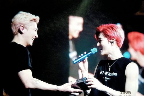 Suho (EXO) nhặt iPhone 11 Pro Max khi biểu diễn trên sân khấu