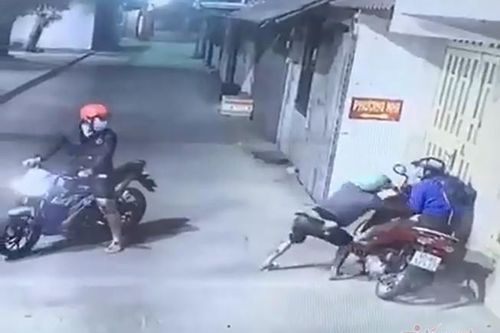 Clip 2 kẻ táo tợn cướp xe máy phụ nữ trên đường Sài Gòn