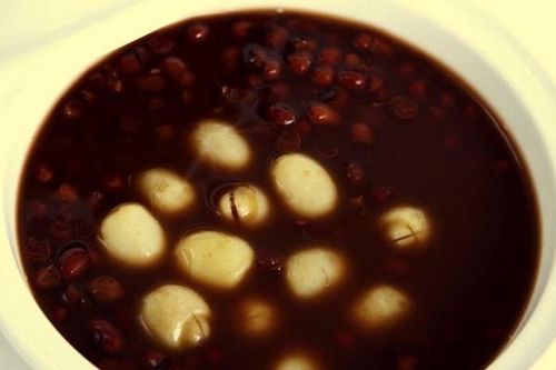 Cách nấu chè đậu đen hạt sen đơn giản, ngọt thanh hấp dẫn