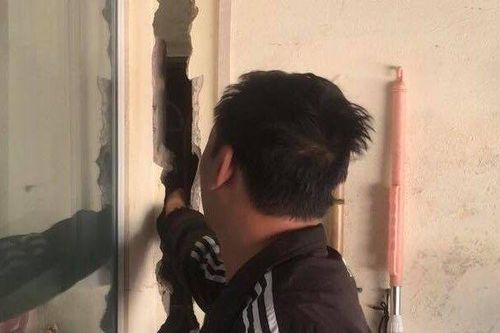 Hàng chục nhà dân sụt lún, rạn nứt tại Hà Nội