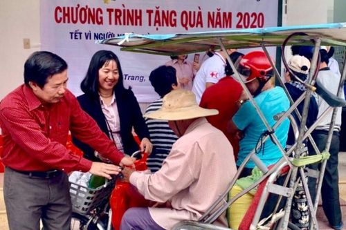 Khánh thành cầu bê-tông, tặng quà, khám bệnh
