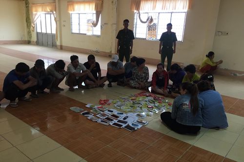 Bắt quả tang 20 đối tượng đánh bạc trong ngôi nhà hoang