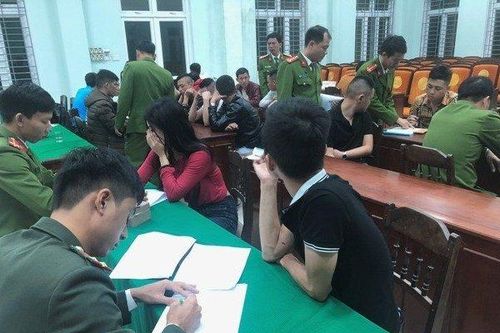 Phát hiện hàng chục nam nữ 'đập đá' trong nhà nghỉ