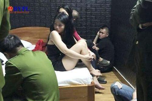 Nhiều 'chân dài' phê ma túy trong nhà nghỉ