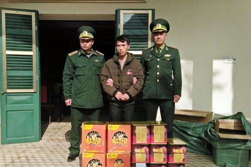 Bắt đối tượng vận chuyển 54 kg pháo qua biên giới