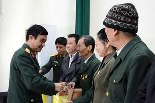 Cơ quan Tổng cục Chính trị trao quà tặng người có công trên địa bàn xã Đa Tốn