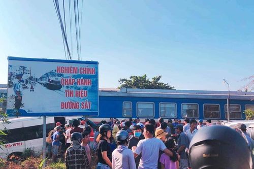 Ô tô băng qua đường sắt bị tàu hỏa húc văng, 4 người trọng thương