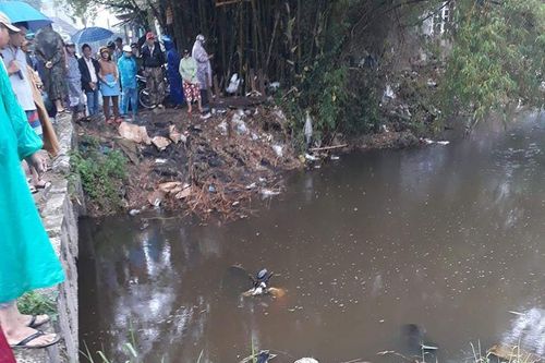 Phát hiện thi thể người đàn ông nằm dưới cống nước
