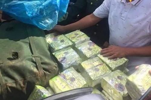 Truy bắt 2 đối tượng vận chuyển 9 bao tải nghi ma túy đá