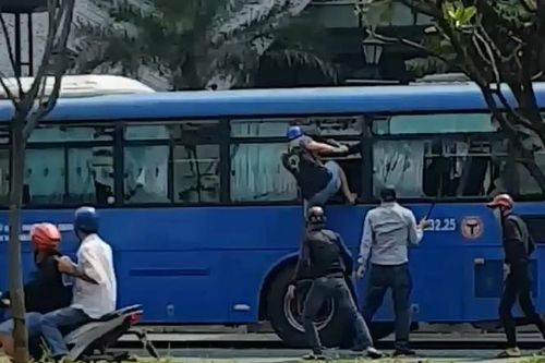 TP HCM: Truy bắt nhóm côn đồ đập phá xe buýt giữa ban ngày