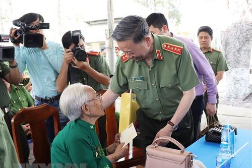 Bộ trưởng Tô Lâm tặng quà các gia đình chính sách ở Tây Ninh