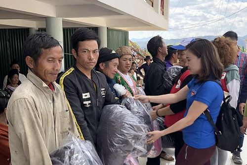 Trao 100 suất quà cho người nghèo xã Phình Giàng