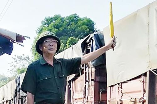 Ông Chiêu 'gác chắn'