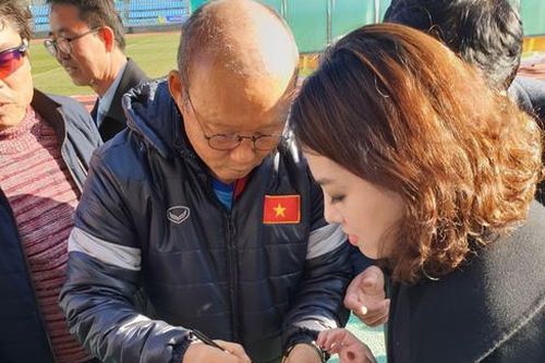 Fangirl xinh đẹp mất món đồ kỷ niệm của HLV Park Hang-seo tại Tongyeong, Hàn Quốc