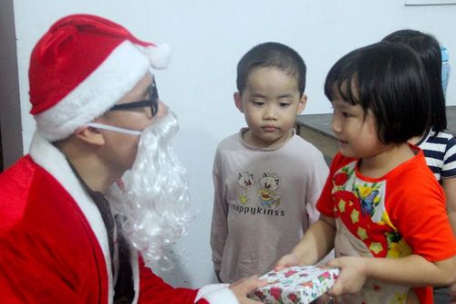Sôi động các dịch vụ, ông già Noel 'chạy show' dịp Giáng sinh tại Nghệ An