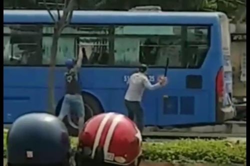 Công an mời thanh niên đập phá xe buýt trên phố Sài Gòn lên làm việc
