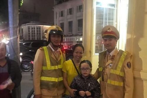 CSGT Hà Nội giúp đỡ cháu bé 7 tuổi bị lạc trong đêm Noel