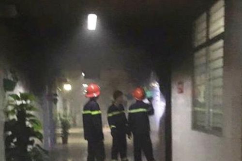 Người đàn ông đốt giường bệnh, khống chế nữ điều dưỡng