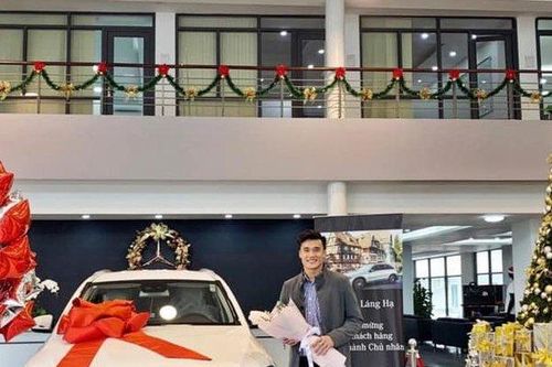 Thủ thành Bùi Tiến Dũng 'đập hộp' Mercedes-Benz GLC tiền tỷ đúng dịp Noel