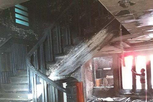 Một nhà dân ở TP Vinh bốc cháy dữ dội giữa trưa