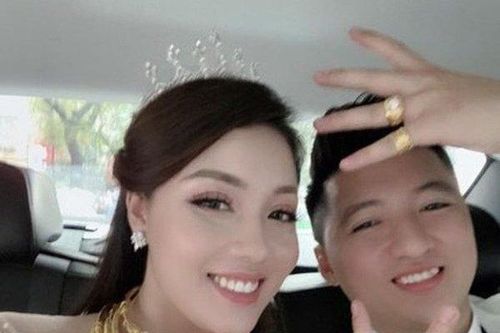 Những cô dâu nổi tiếng đeo vàng trĩu cổ, tiền tiêu 'cả quyển' trong năm 2019