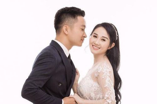 Bạn gái cũ Tiến Linh đăng ảnh mặc áo cưới bên người mới