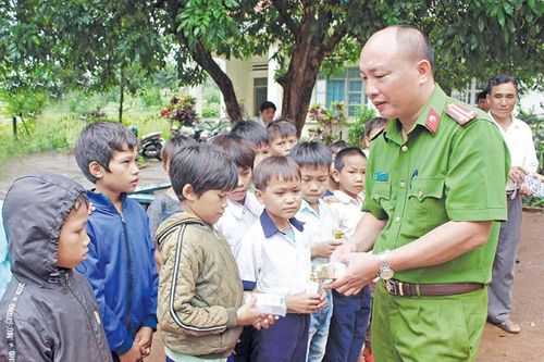 'Sữa cho em mỗi ngày': Ấm lòng học trò biên giới