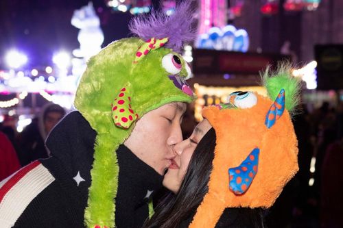 Tại sao chúng ta hôn nhau lúc giao thừa?