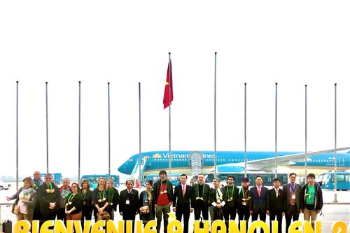 Vị khách du lịch quốc tế đầu tiên đến Hà Nội năm 2020 bất ngờ vì được đón tiếp long trọng