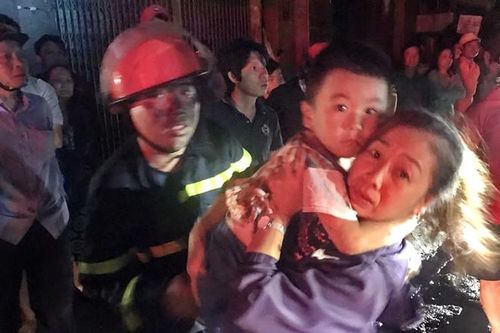 Giải cứu 3 người trong đêm hỏa hoạn