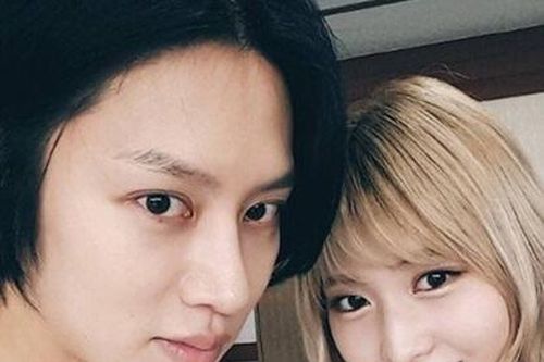 Khoảnh khắc tình tứ của Heechul và Momo trên truyền hình
