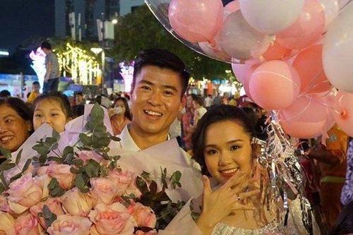 Mẹ cầu thủ Duy Mạnh nói gì về màn cầu hôn bạn gái giữa phố đi bộ của con trai?