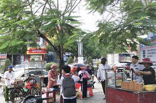 Nỗi lo thực phẩm bẩn trước cổng trường