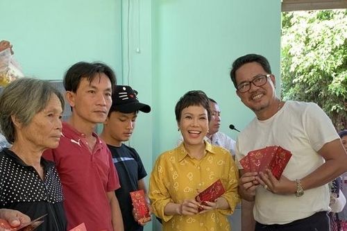 Việt Hương tặng quà Tết sớm cho bà con nghèo tại Tây Ninh