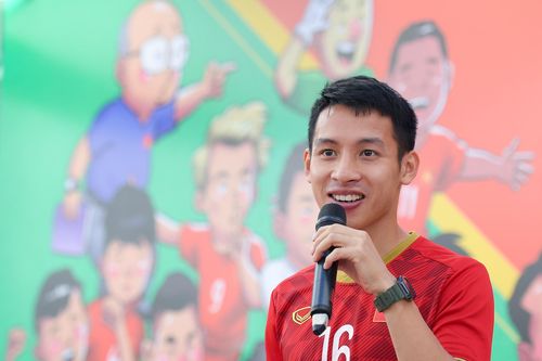 Hùng Dũng ký mỏi tay trong lễ ra mắt sách 'Những chiến binh sao vàng'