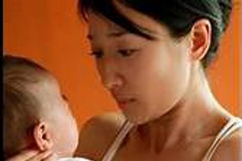 Bận con nhỏ còn phải chăm em chồng đẻ nhưng đọc tin nhắn của chồng cô vợ mới rớt nước mắt