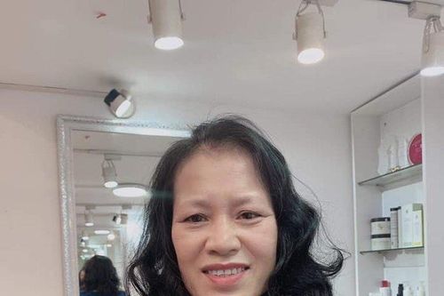 Thủ môn Bùi Tiến Dũng ngỡ ngàng khi thấy mẹ làm đẹp