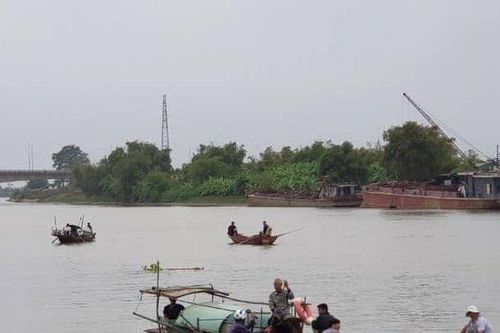 3 con nhỏ bơ vơ khi bố mẹ đi đánh cá bị lật thuyền tử vong trên sông