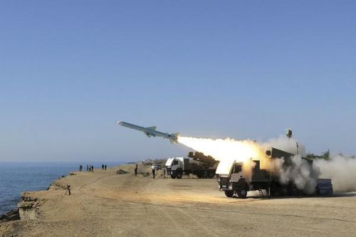 Trả đũa Iran hay không: 2 lựa chọn cho ông Trump
