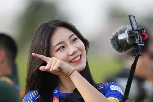 Nữ phóng viên Hàn Quốc xinh đẹp mặc áo U23 Việt Nam gây sốt