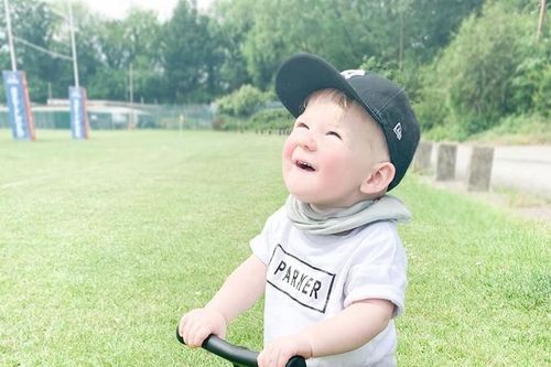 Mới 2 tuổi, cậu bé người Anh đã có thu nhập khủng nhờ nghề này