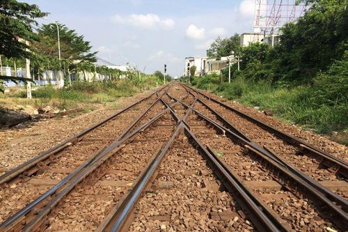Đường sắt Việt Nam 'tiến vướng luật, lùi vướng nghị định'...
