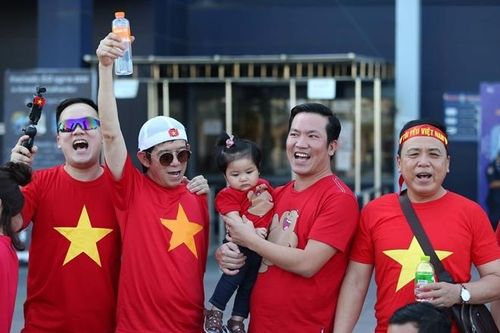 CĐV tí hon theo bố mẹ vào sân Chang Arena cổ vũ U23 Việt Nam