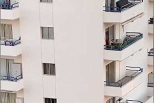 Thót tim xem em bé chạy tung tăng trên rìa tường tầng 4 tòa nhà cao tầng