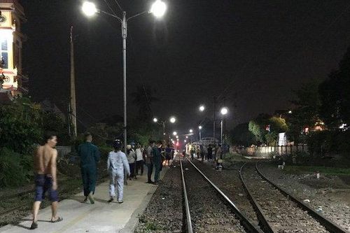 Đi bộ trên đường ray, người đàn ông bị tàu hỏa tông tử vong thương tâm
