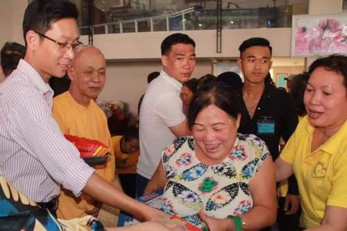 Nhiều đơn vị trao quà Tết đến người nghèo, học sinh