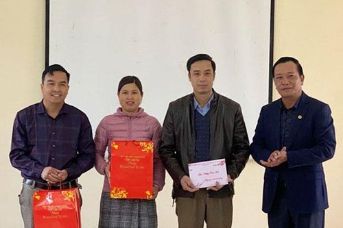 Trưởng Ban Tổ chức Tỉnh ủy chúc Tết tại thị xã Sa Pa