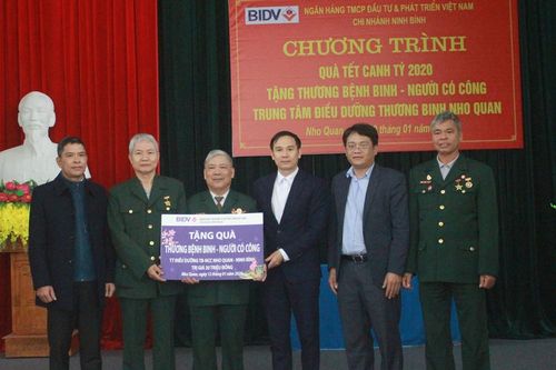 Chúc Tết, trao quà cho thương, bệnh binh tại Ninh Bình và Thái Bình