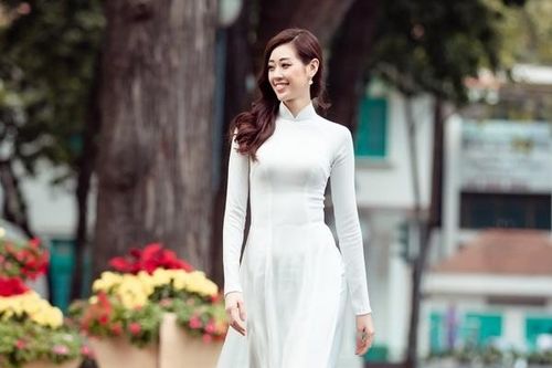 Hoa hậu Khánh Vân diện áo dài xuống phố đón xuân
